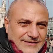 Insegnante di inglese impartisce lezioni e ripetizioni a studenti scuola media e superiore. Orario pomeridiano e serale